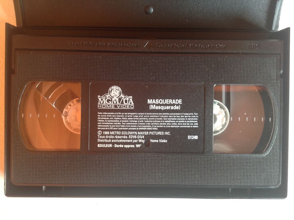 MASQUERADE FILM DE BOB SWAIM K7 ViD&Eacute;O DVD et blu-ray