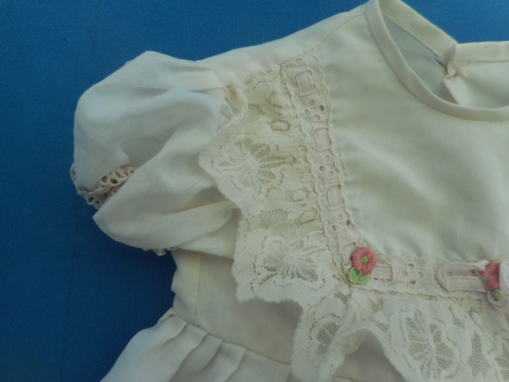 Robe pour b&eacute;b&eacute; vintage blanche avec dentelles Vtements enfants