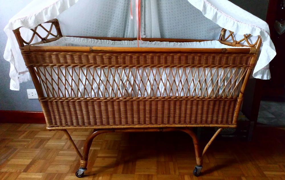 Berceau en rotin. Mobilier enfants