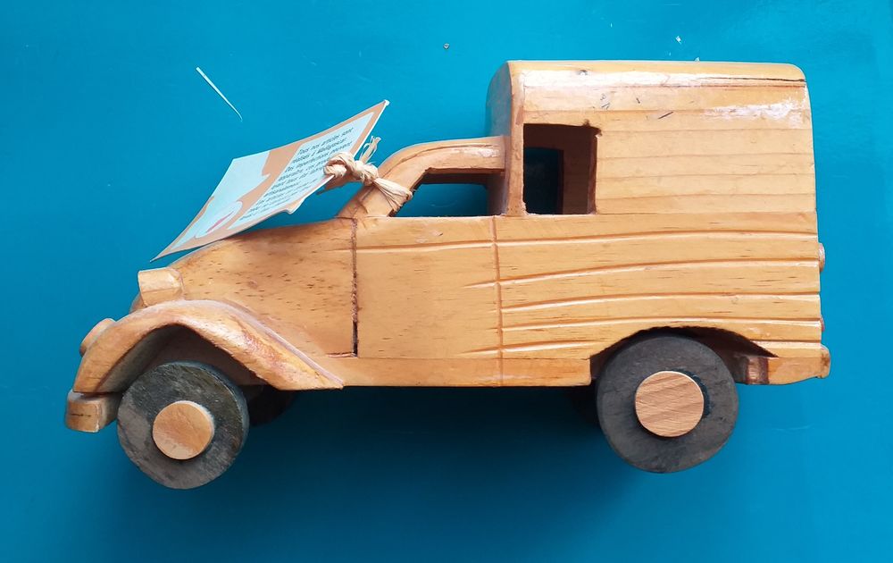 Voiture 3 cv CITROEN en bois, cr&eacute;ation artisanale de MADAGASCAR Jeux / jouets