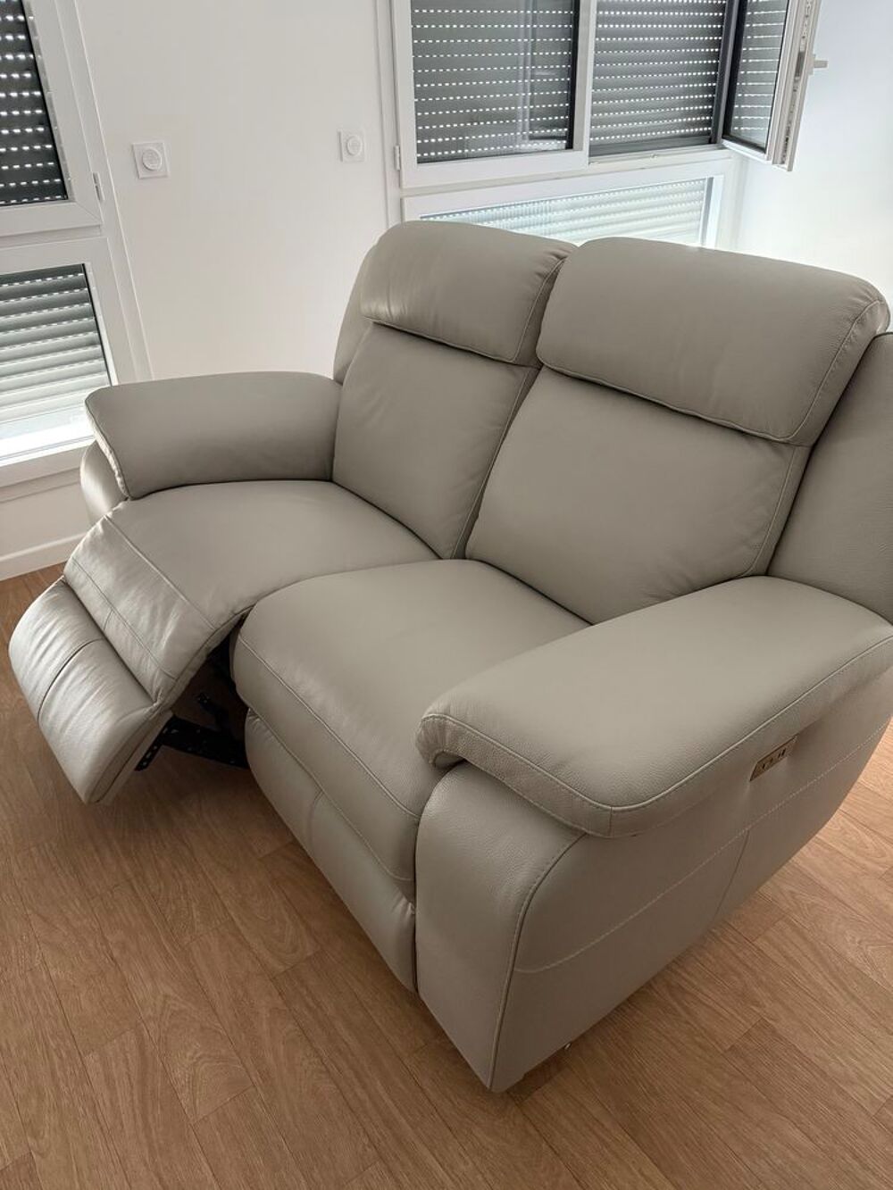 Canap&eacute; poltronesofa cuir beige quasi neuf Meubles