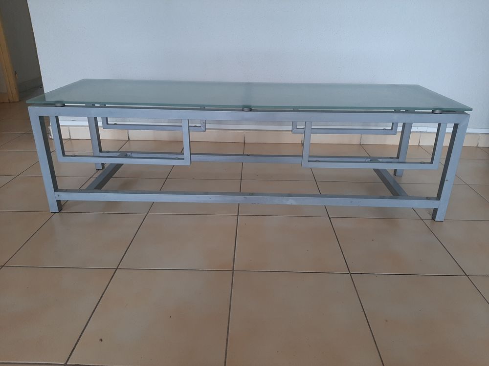 table basse verre/m&eacute;tal. Prix 70 euros
0696290992 Meubles