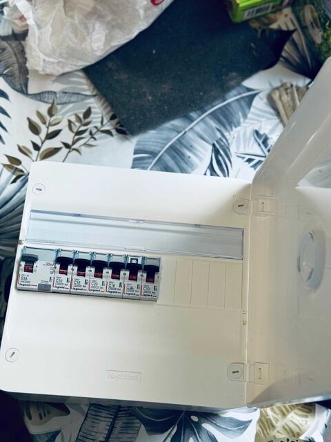 Tableau &eacute;lectrique Legrand en tr&egrave;s bon &eacute;tat &agrave;  vendre 90 17000 La rochelle