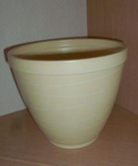 CACHE POT jaune  3 Doussard (74)