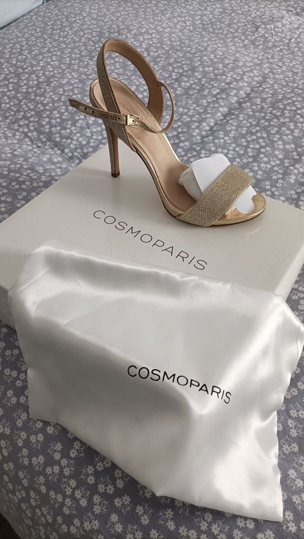 Nu-pieds dor&eacute; &agrave; talons hauts Chaussures