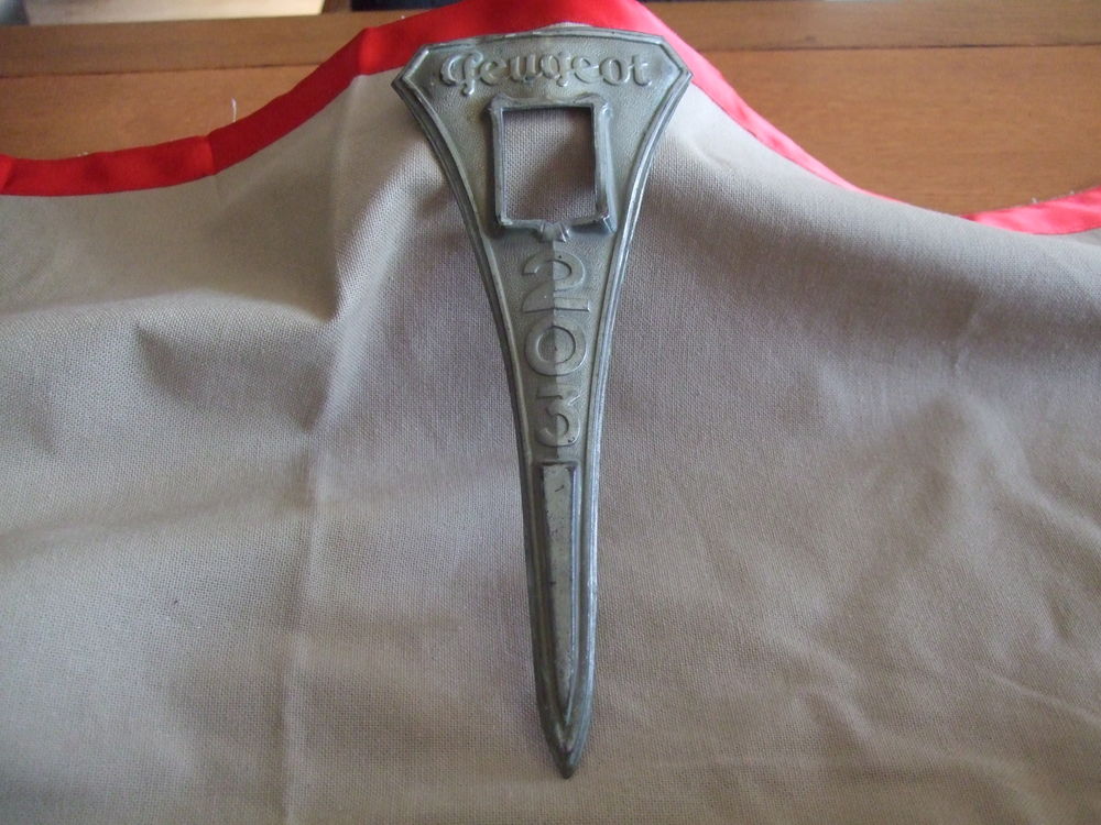 EMBLEMES CAPOT PEUGEOT 1930 ET DE DAUPHINE 1968 
