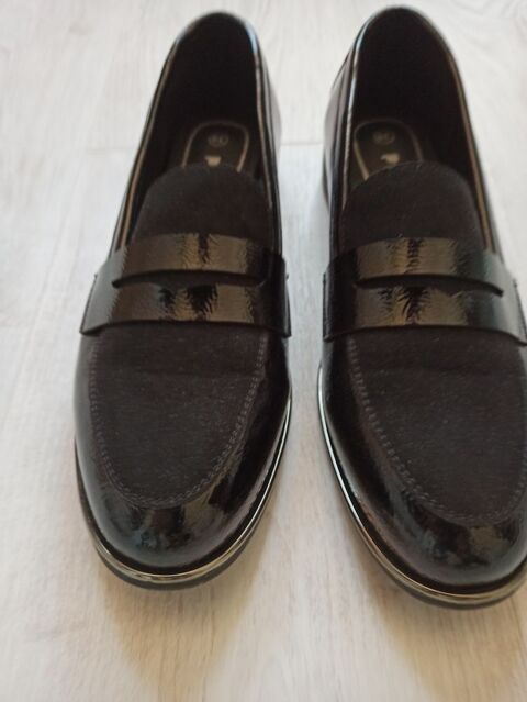 Chaussures noir taille 39 porté 1 seule fois très bon état 19 Broué (28)