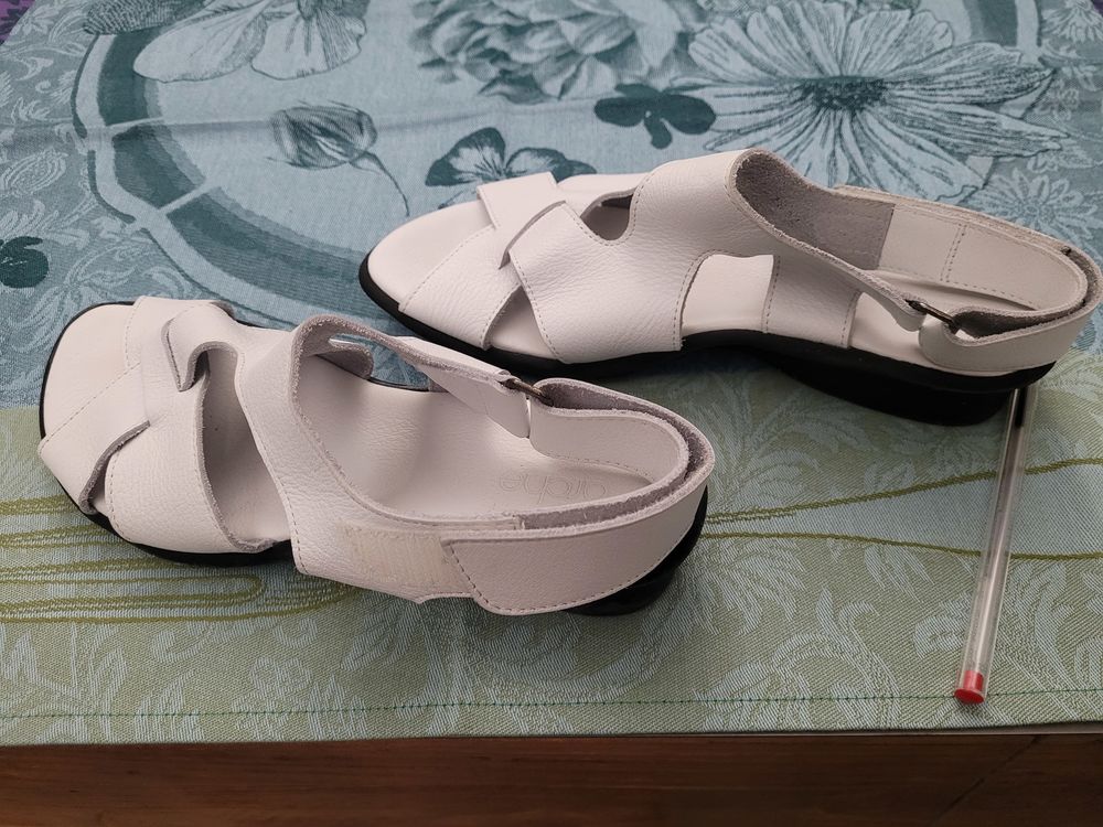 Sandales de chez ARCHE blanche du 37
Prix r&eacute;el 220 Chaussures