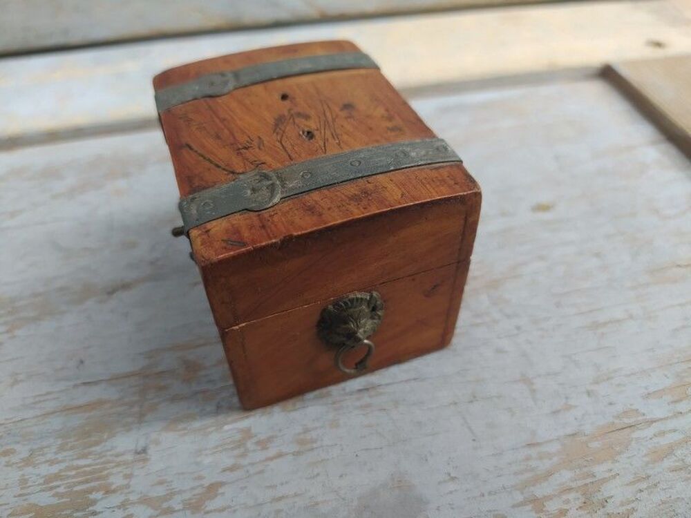 Ancienne Boite &agrave; Timbres Malle Bois Fontainebleau 