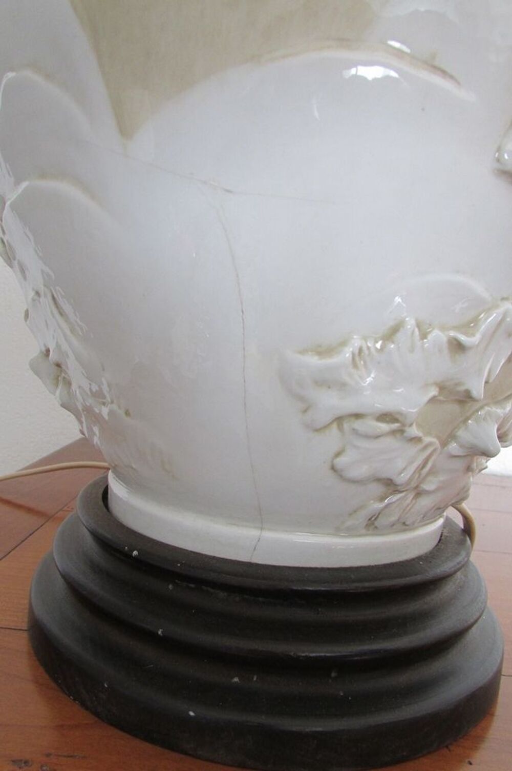Paire de lampes en porcelaine &eacute;maill&eacute;e en relief, motif asia Dcoration