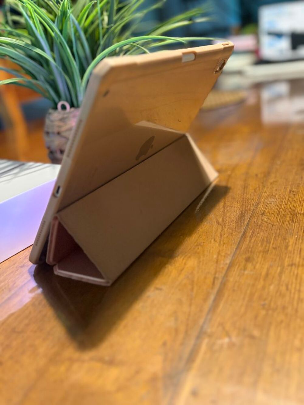 Apple iPad Air 5? g&eacute;n&eacute;ration ? Neuf avec stylet + recharge + Téléphones et tablettes