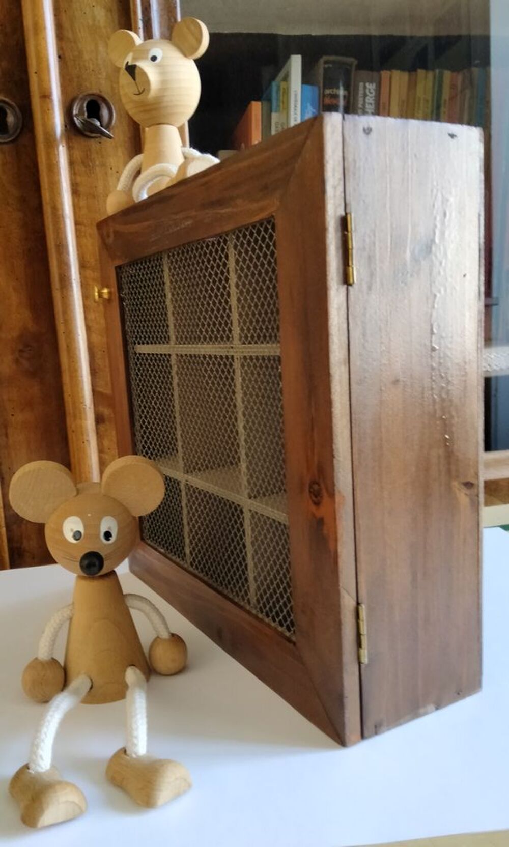 &Eacute;tag&egrave;re en bois. Décoration