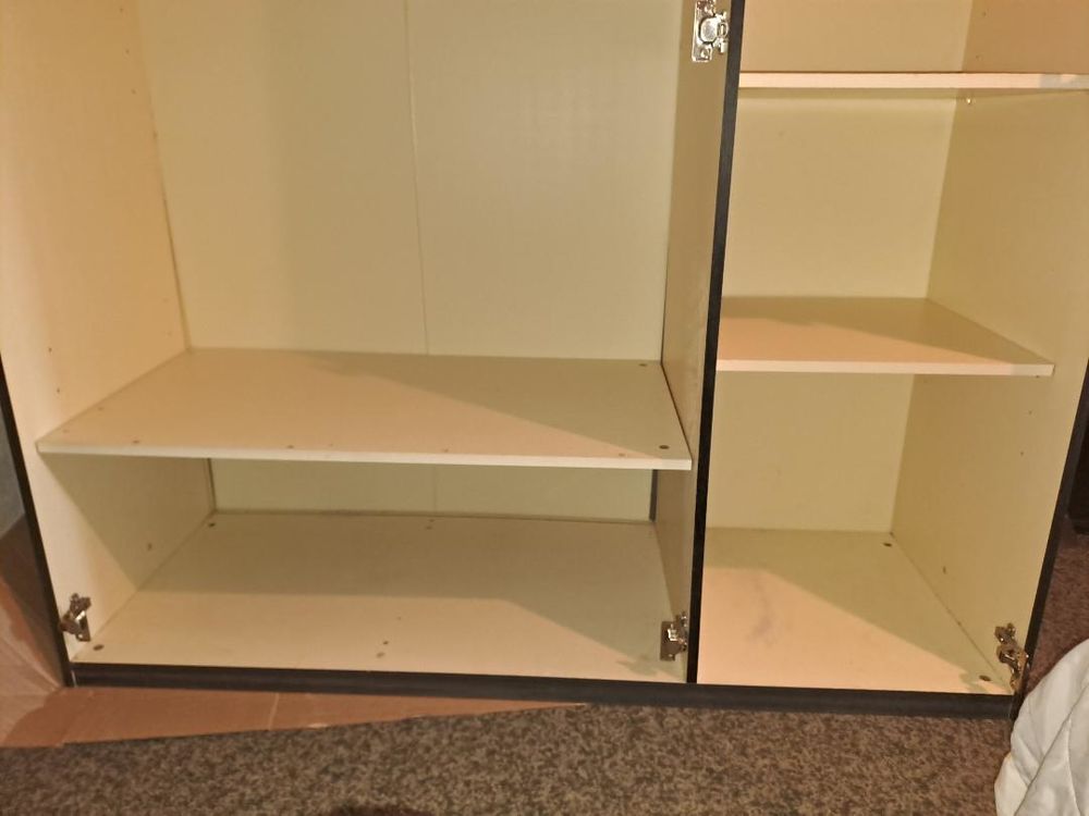 ARMOIRE PENDERIE 3 portes celle du centre vitr&eacute;e Meubles