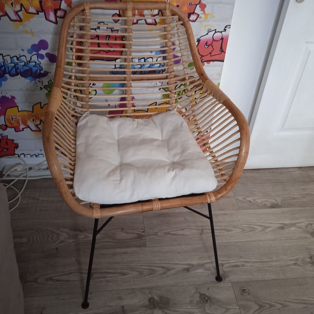 fauteuil osier avec coussin blanc tr&egrave;s bon &eacute;tat Meubles