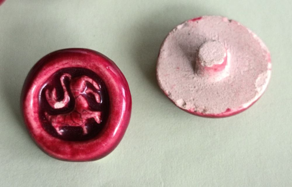 S&eacute;lection de 14 boutons vintage aux styles et mati&egrave;res vari&eacute; 