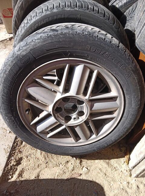 Pi&egrave;ces et &eacute;quipements Voiture Pneu voiture - roue  occasion Corbeilles 45490