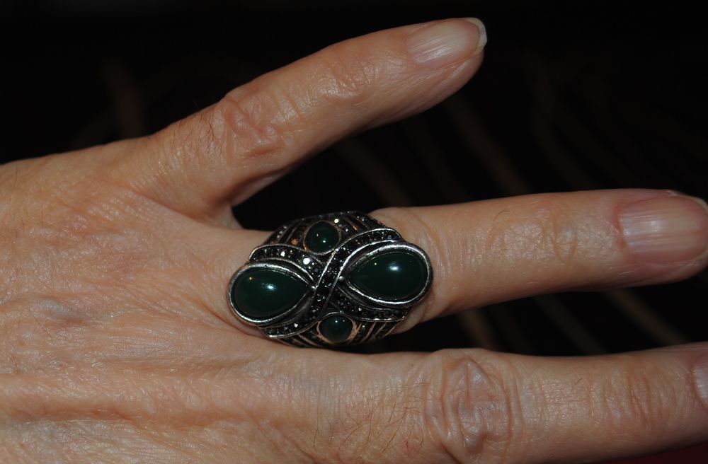Bague Perles Vertes Tr&egrave;s Originale ? Barcelone
Bijoux et montres