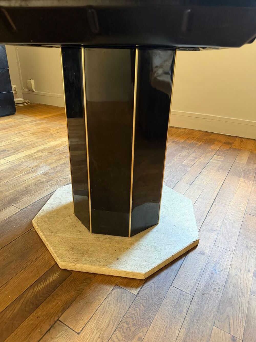 Table octogonale noire avec pied central en marbre Meubles