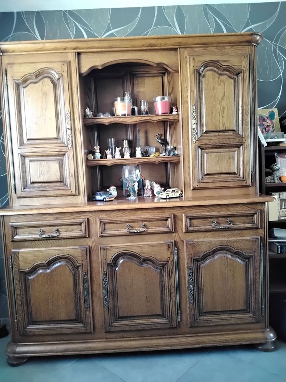 buffet massif. Meubles