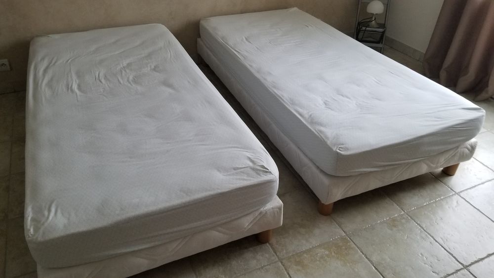 2 LITS DE 0,90 m de large Meubles