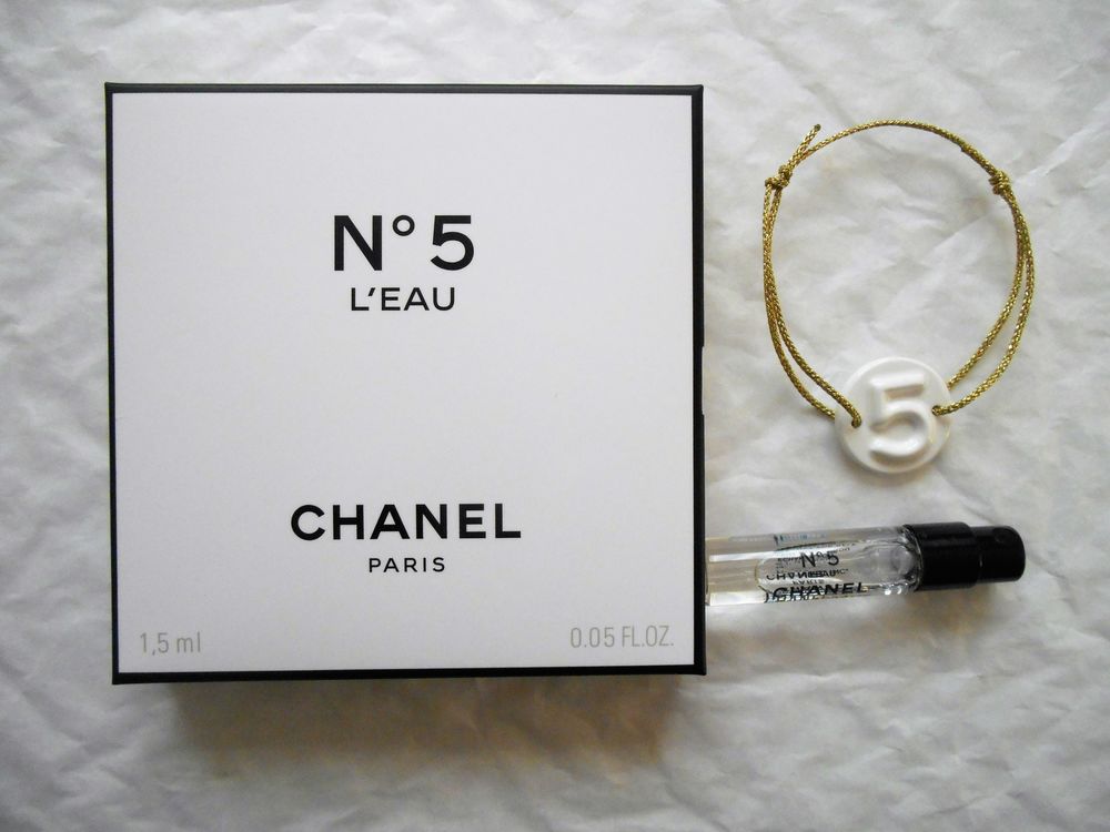 Bracelet en c&eacute;ramique avec l'&eacute;chantillon Parfum Chanel N&deg;5 