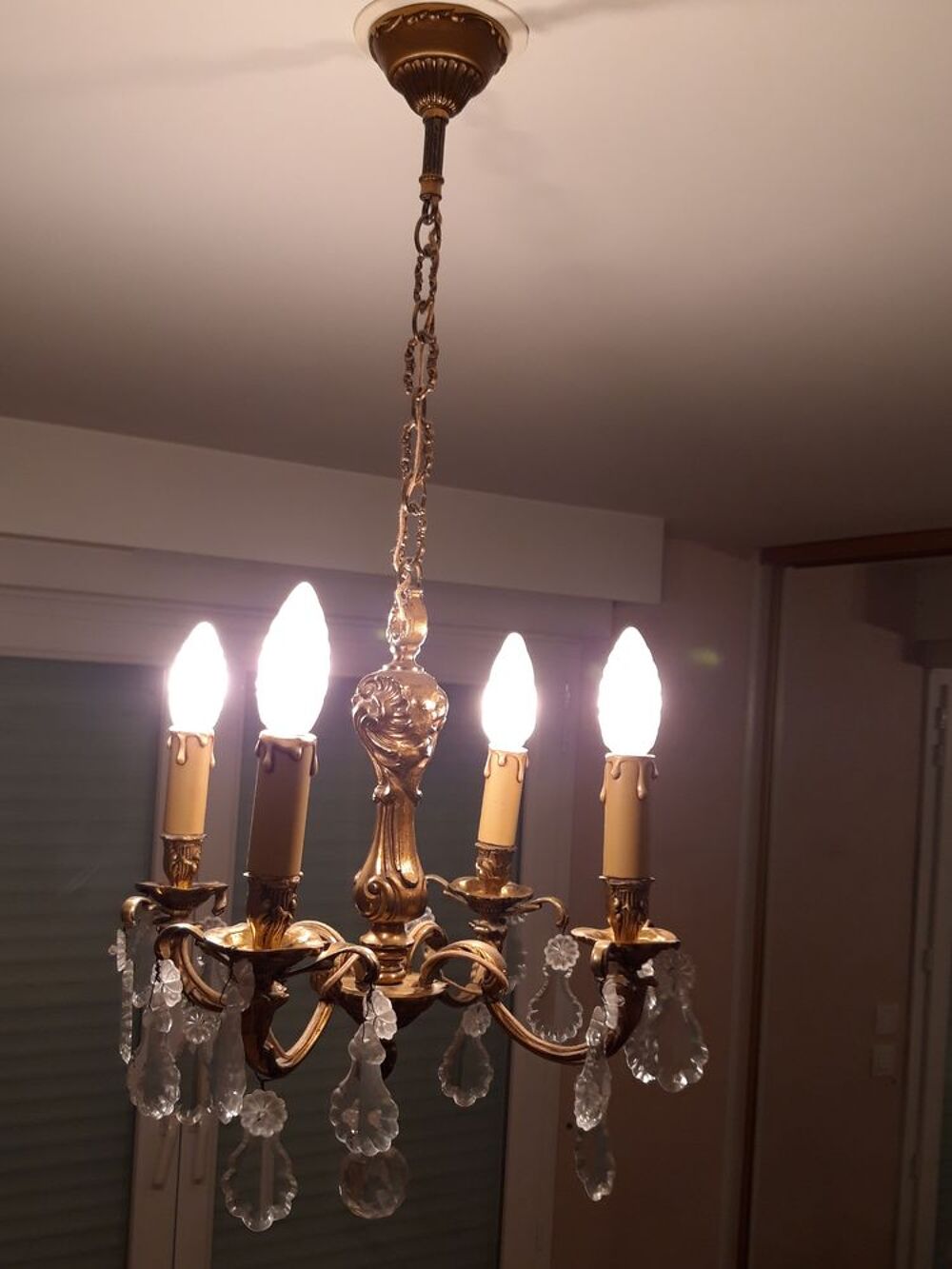 Lustre &agrave; pampilles en bronze dor&eacute;, style Louis XV Décoration
