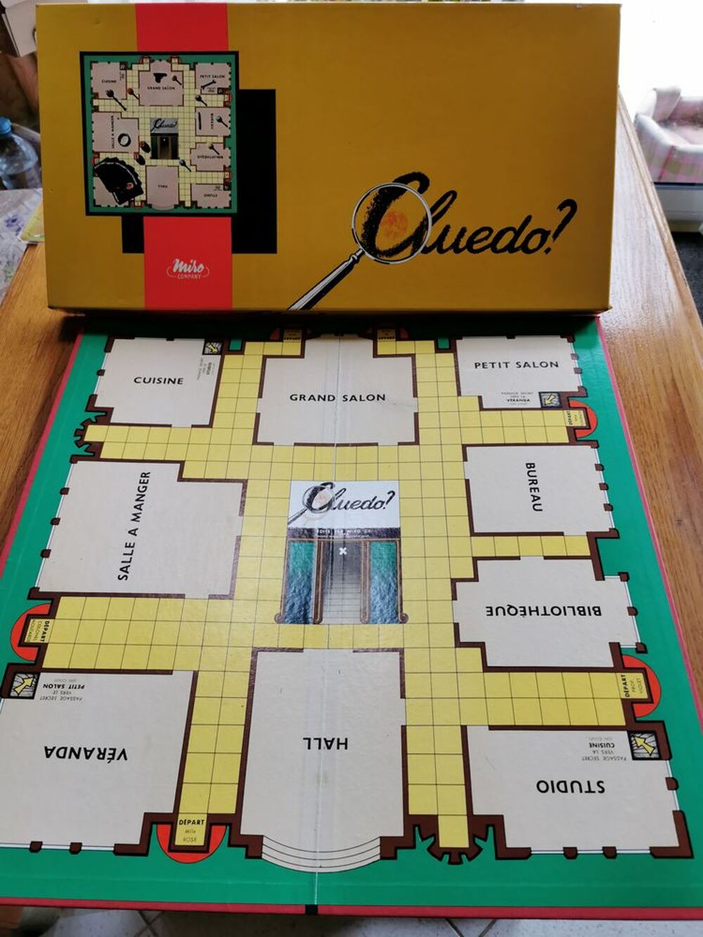 Jeu d'enqu&ecirc;te polici&egrave;re CLUEDO vintage 1951
Jeux / jouets