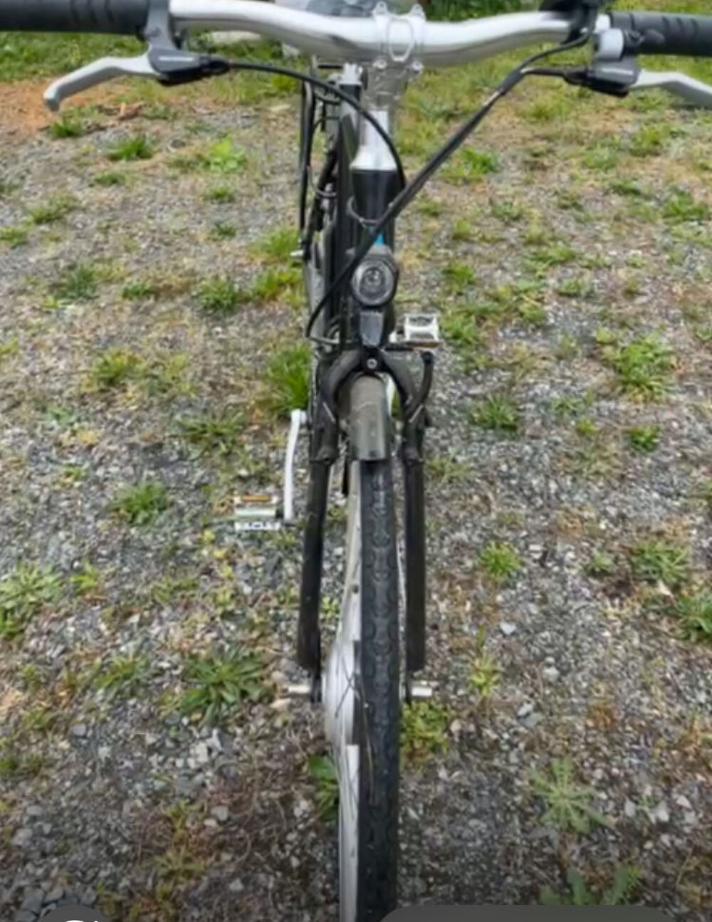 V&eacute;lo &eacute;lectrique urbain noir avec porte-bagages Vélos