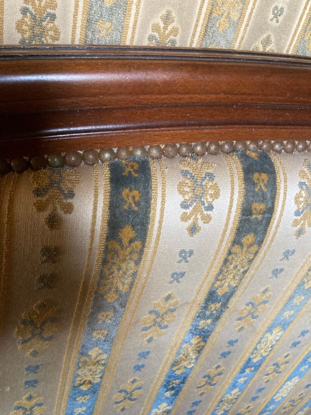 encadrement lit Style Louis XVI capitonn&eacute; beige et bleu Meubles