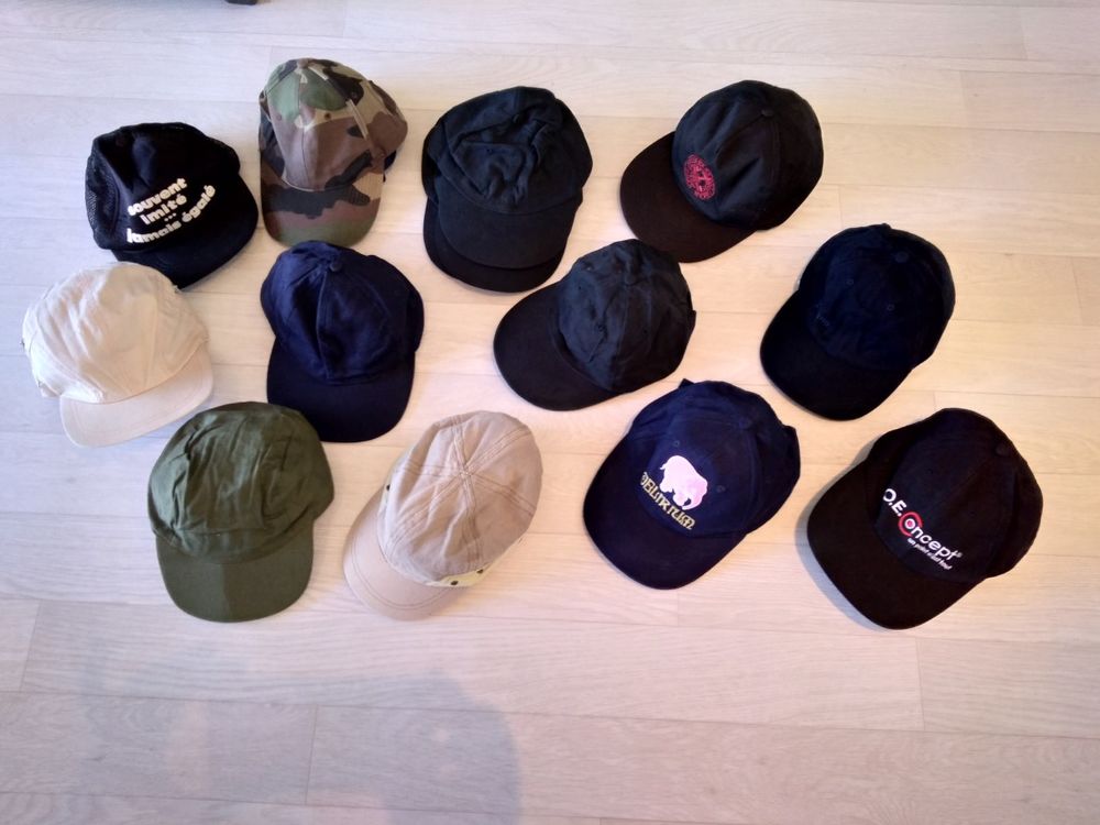 LOT DE 14 CASQUETTES OU TROC Sports