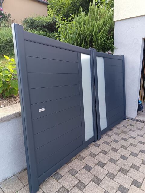 Portail aluminium battant gris anthracite de marque  Olinda  Niederbronn-les-Bains (67)