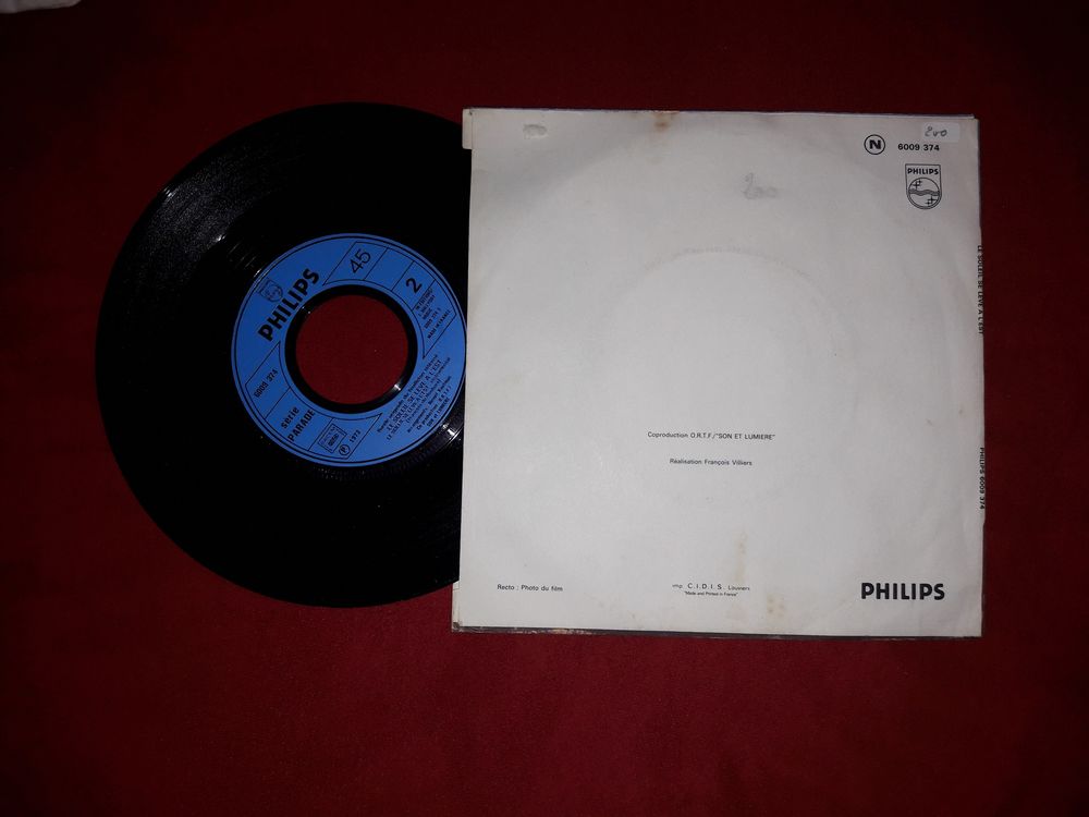 LE SOLEIL SE L&Egrave;VE A L'EST 45 T N&deg; 6009374 CD et vinyles