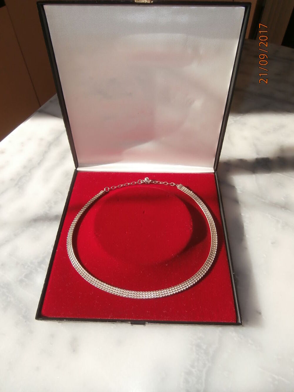 Collier en Argent dans son Coffret d'Origine. Bijoux et montres