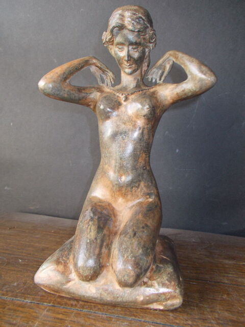 Statue femme au collier 220 Drancy (93)