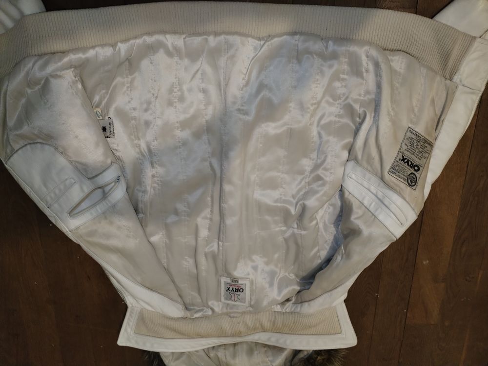 Blouson en cuir v&eacute;ritable blanc (taille L)
Vêtements