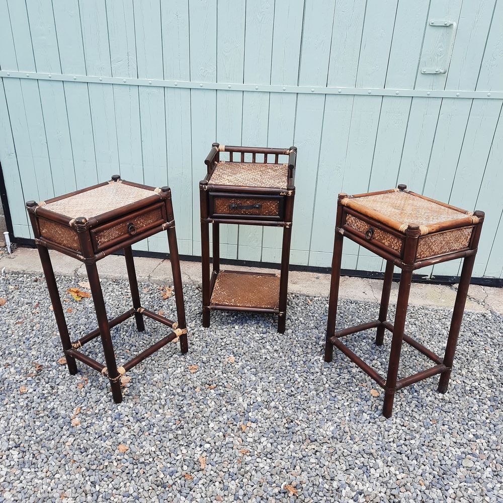 ANCIENNES 
3 TABLES DE NUIT EN BAMBOU, Meubles