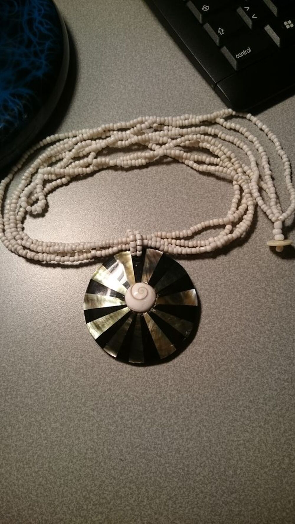 Collier original perles avec pendentif oeil de Sainte Lucie Bijoux et montres