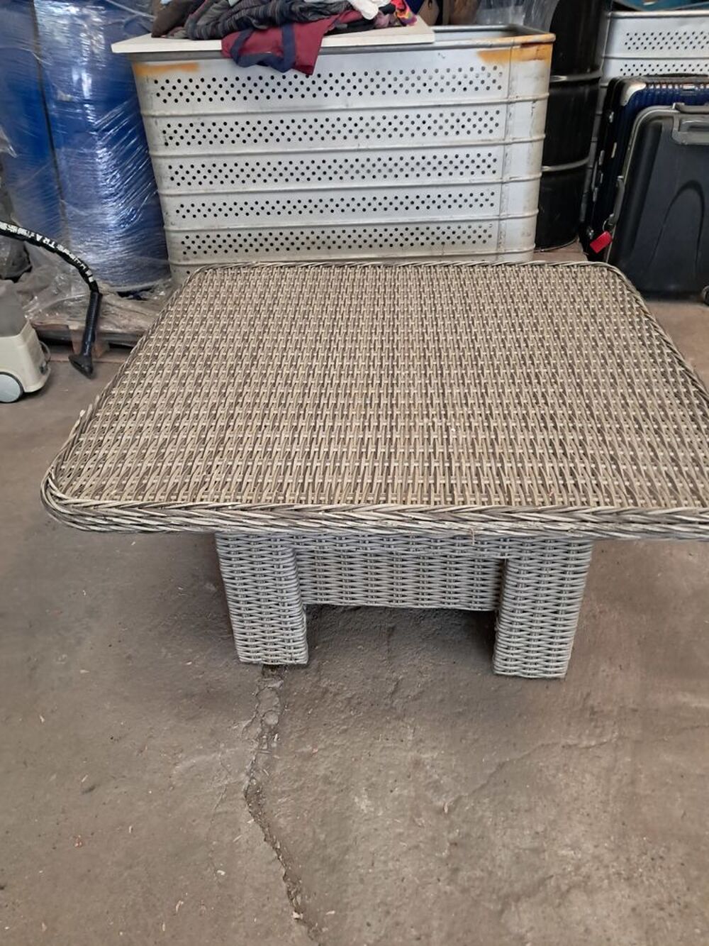 Table de jardin en osier. Jardin