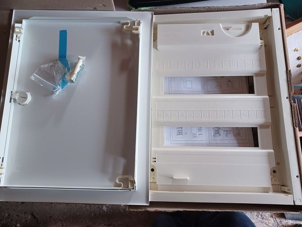 Tableau &eacute;lectrique encastr&eacute; en m&eacute;tal 28 modules Bricolage