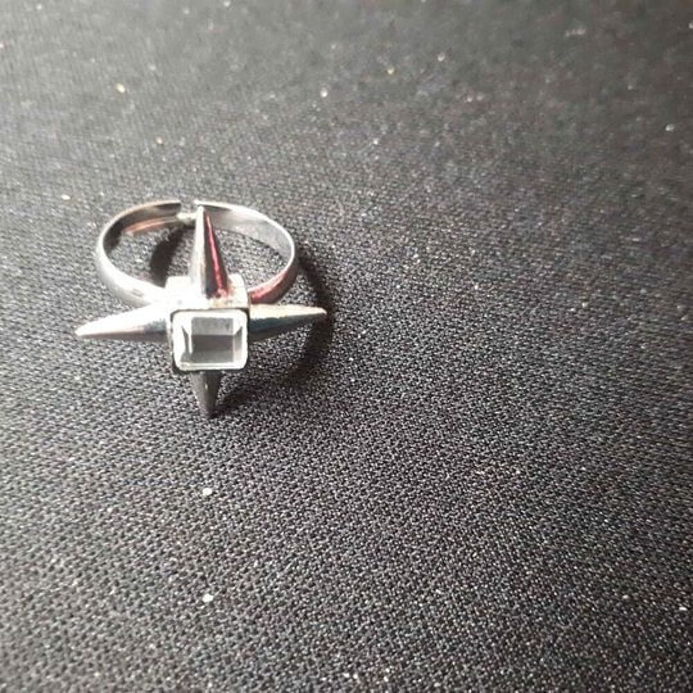 Bague avec 4 piques Bijoux et montres