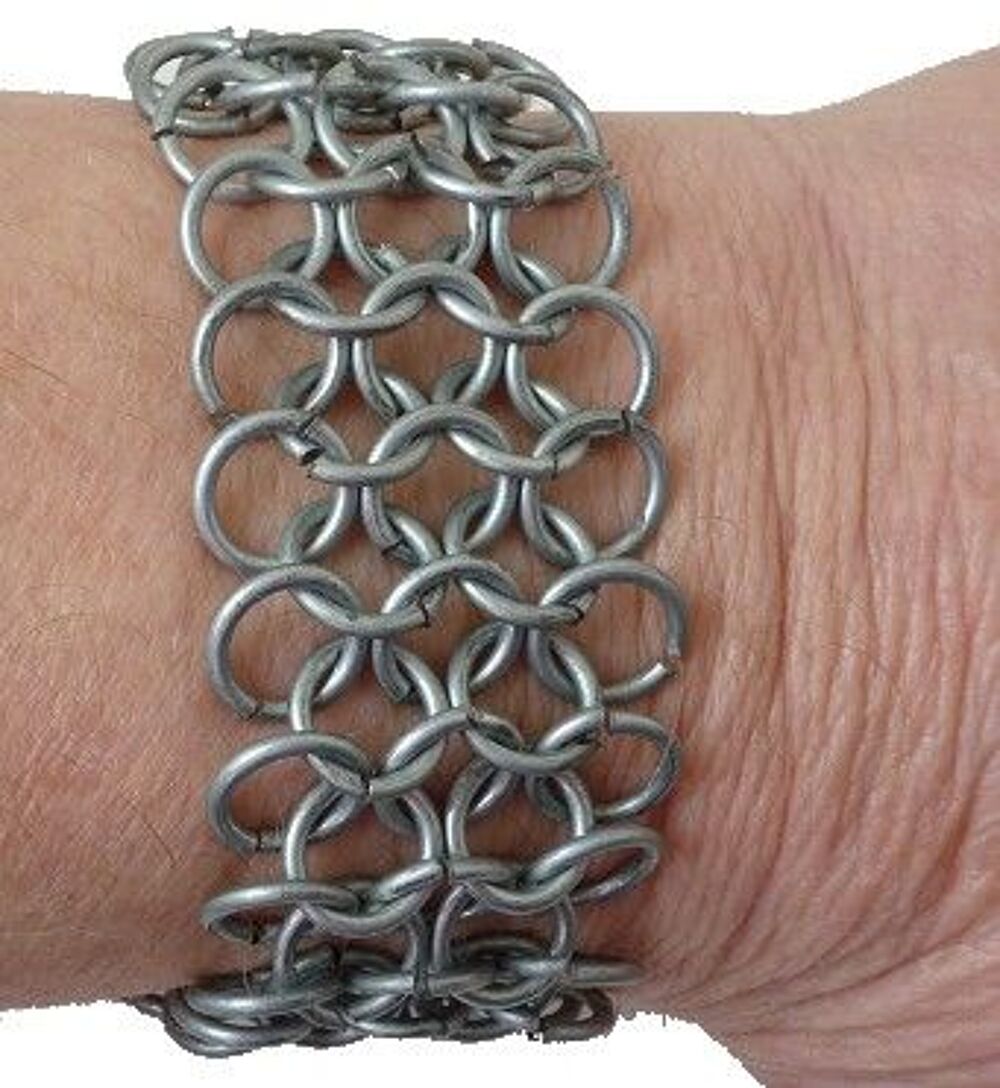 
Bracelet en cotte de mailles, couleur argent.
Bijoux et montres