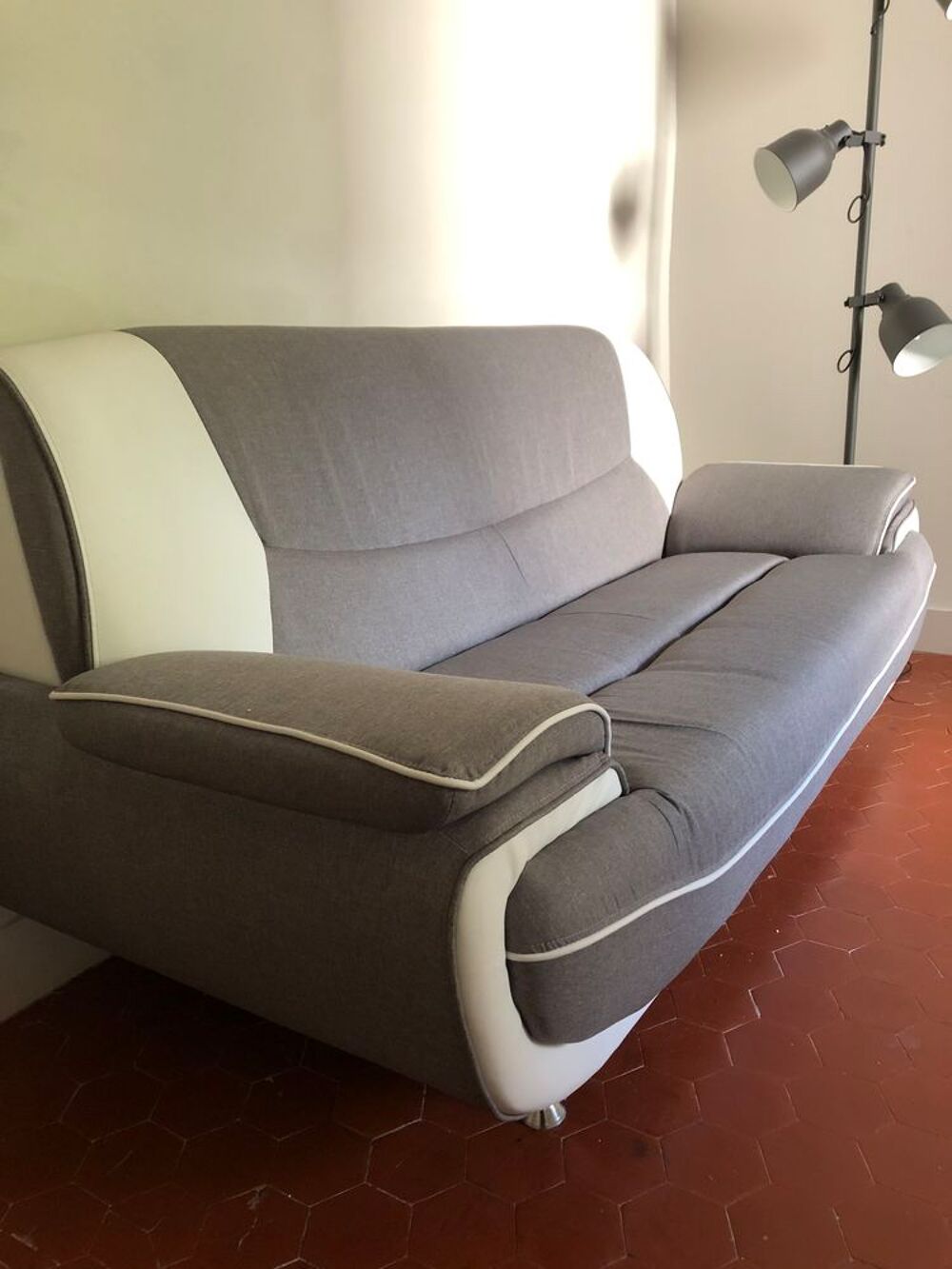 Canap&eacute; contemporain 3 places Tissu gris et simili blanc L194 Meubles