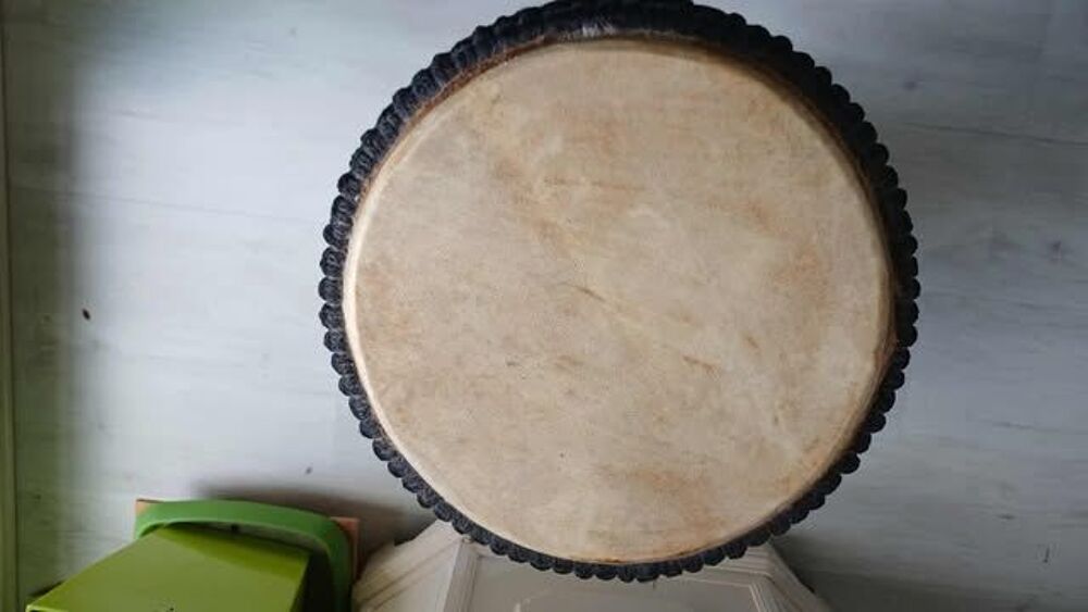 Magnifique Djemb&eacute; africain en bois sculpt&eacute; Instruments de musique