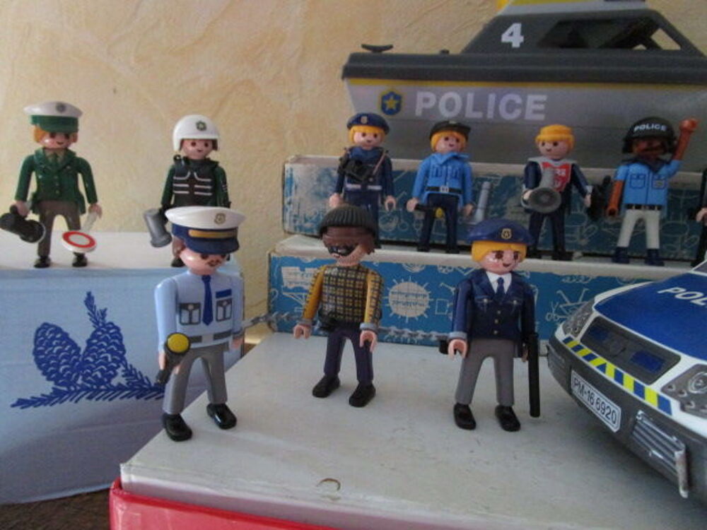 LOT PLAYMOBIL VOITURE +BATEAU+PERSONNAGES POLICE Jeux / jouets