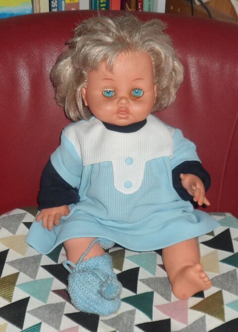 Poup�e Bella 50 cm habill�e avec robe bleue - ferme les yeux 12 Castries (34)