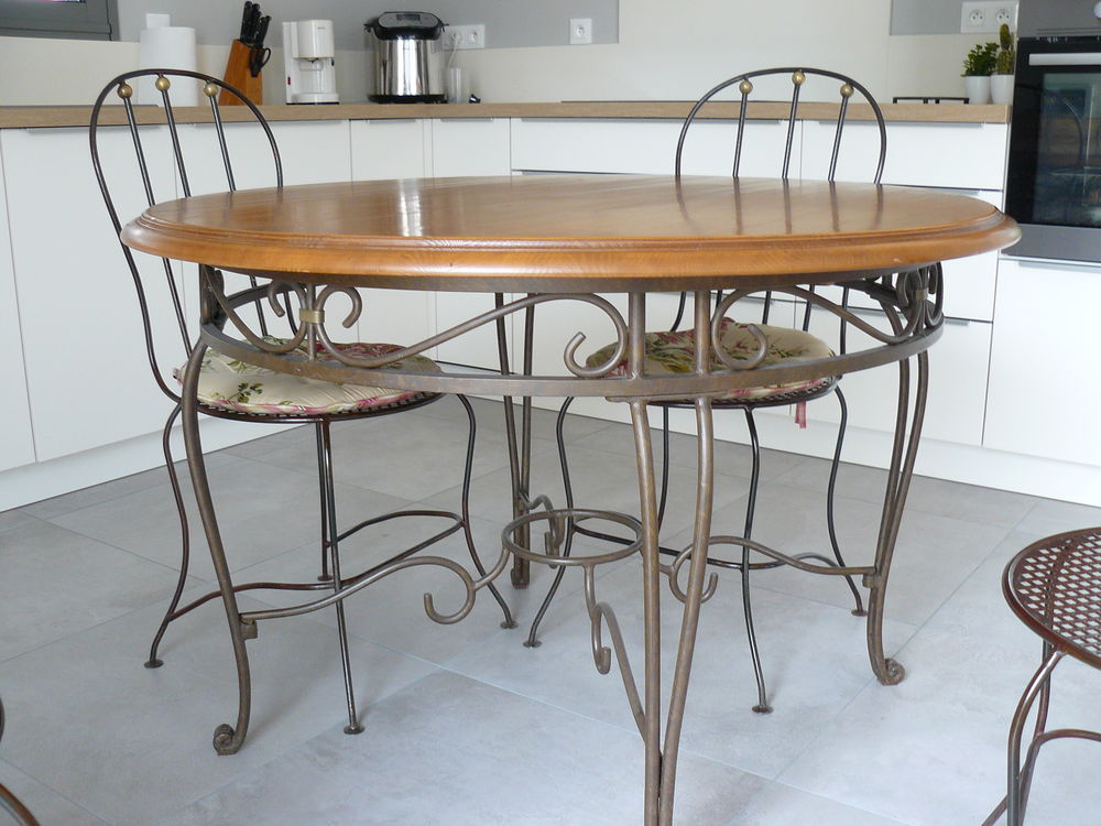: belle table plateau bois, pi&egrave;tement en fer forg&eacute; Meubles