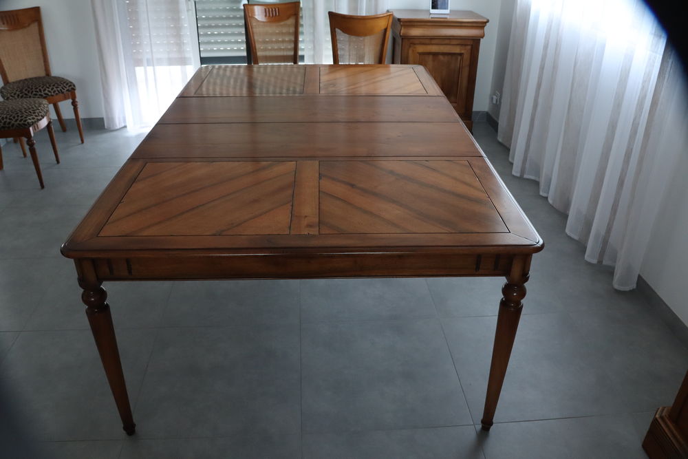 Table salle &agrave; manger en bois de noyer Meubles