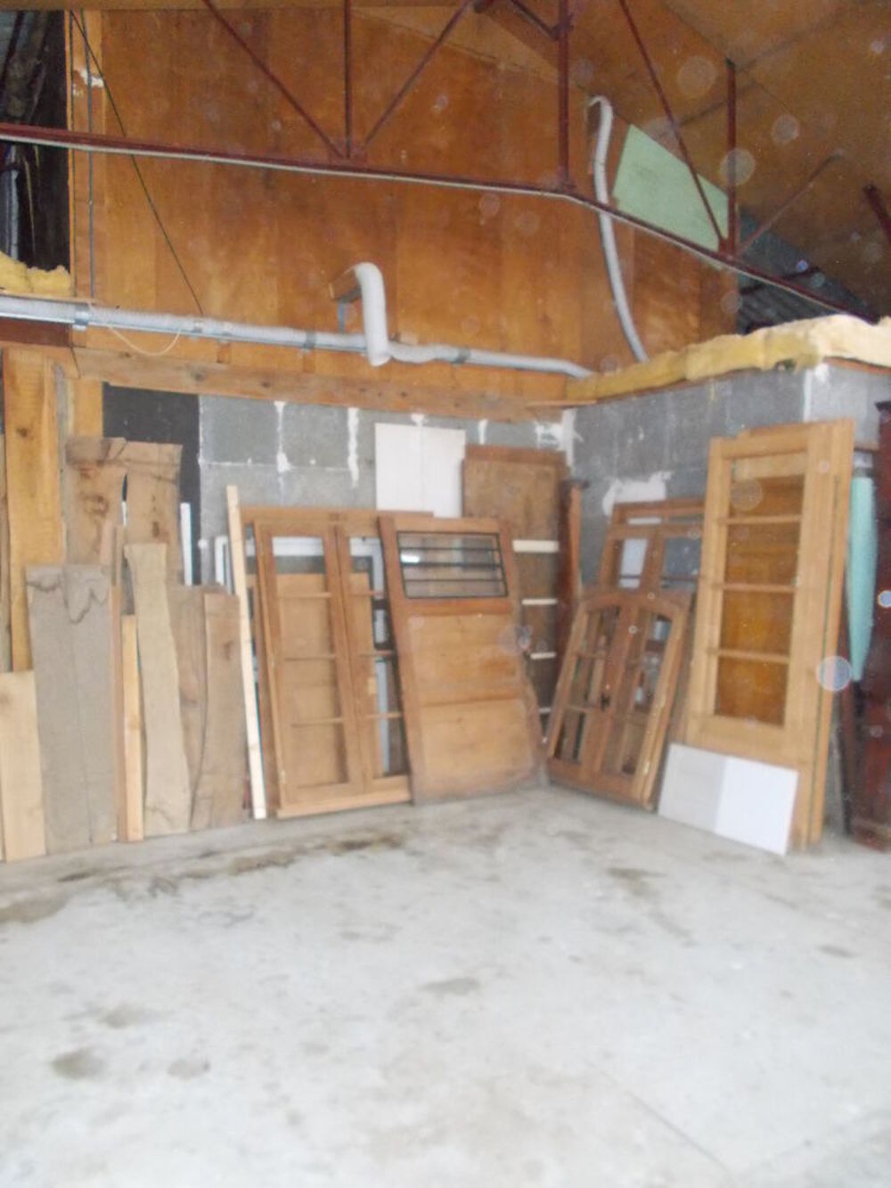 Venez voir ces quelques portes et fen&ecirc;tres rescap&eacute;es. Meubles