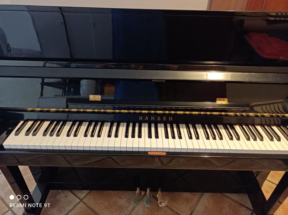 Piano droit Hansen 
Instruments de musique