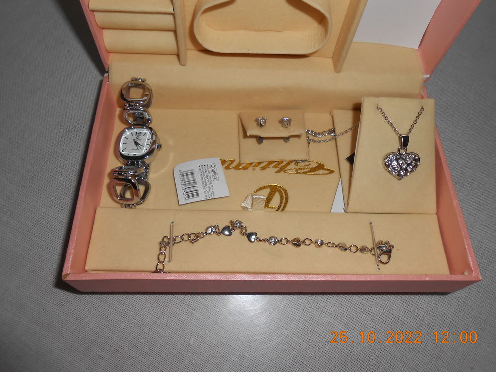 parure de bijoux couleur argent fantaisie dans son &eacute;crin Bijoux et montres